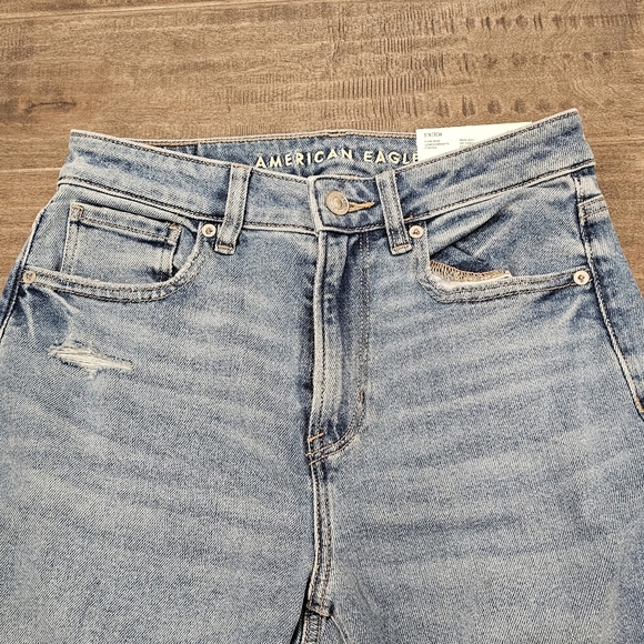 American Eagle Brand New Light Blue Mom Jeans sz 2 short - Picture 3 of 10